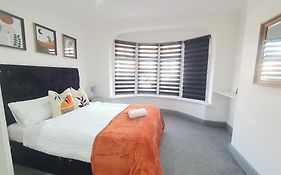 Only Family Groups - Pets Stay For Free - Sleeps 8 - Sofabed