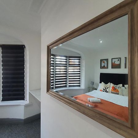 Only Family Groups - Pets Stay For Free - Sleeps 8 - Sofabed Blackpool Exterior photo