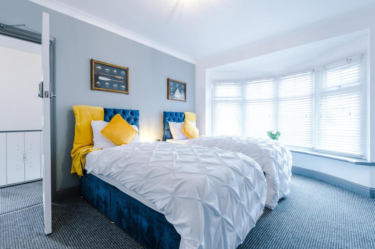 Only Family Groups - Pets Stay For Free - Sleeps 8 - Sofabed Blackpool Exterior photo