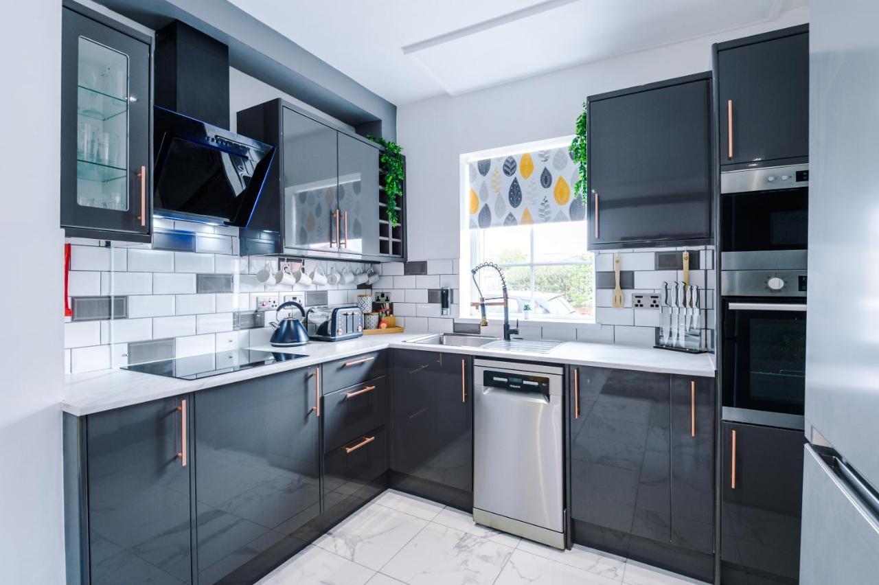 Only Family Groups - Pets Stay For Free - Sleeps 8 - Sofabed Blackpool Exterior photo