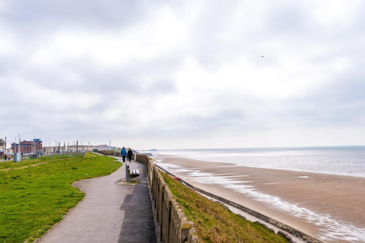 Only Family Groups - Pets Stay For Free - Sleeps 8 - Sofabed Blackpool Exterior photo
