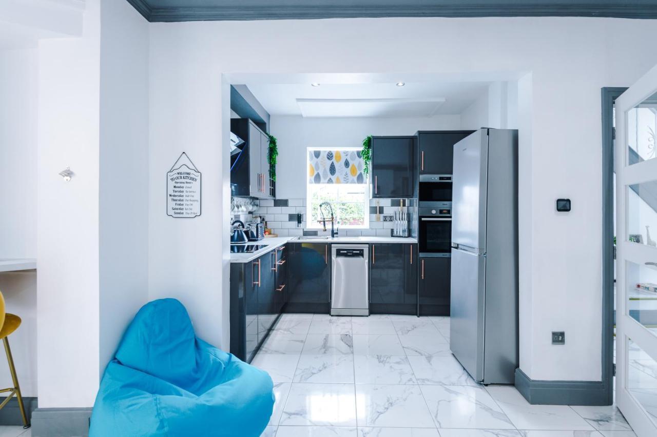 Only Family Groups - Pets Stay For Free - Sleeps 8 - Sofabed Blackpool Exterior photo