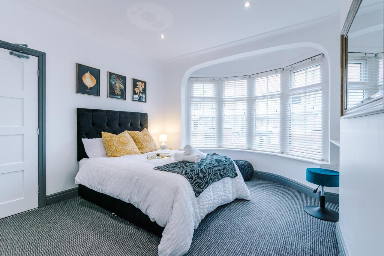 Only Family Groups - Pets Stay For Free - Sleeps 8 - Sofabed Blackpool Exterior photo
