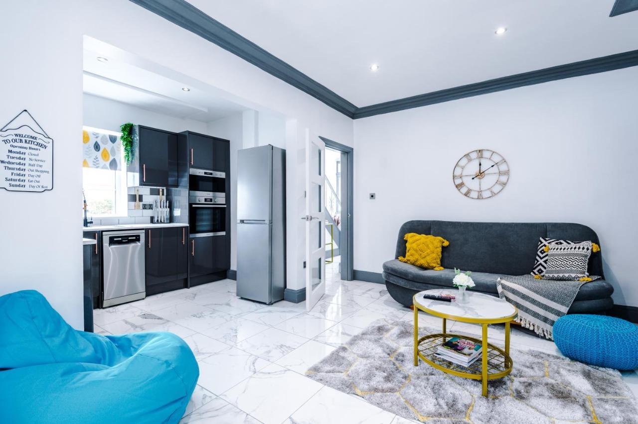 Only Family Groups - Pets Stay For Free - Sleeps 8 - Sofabed Blackpool Exterior photo