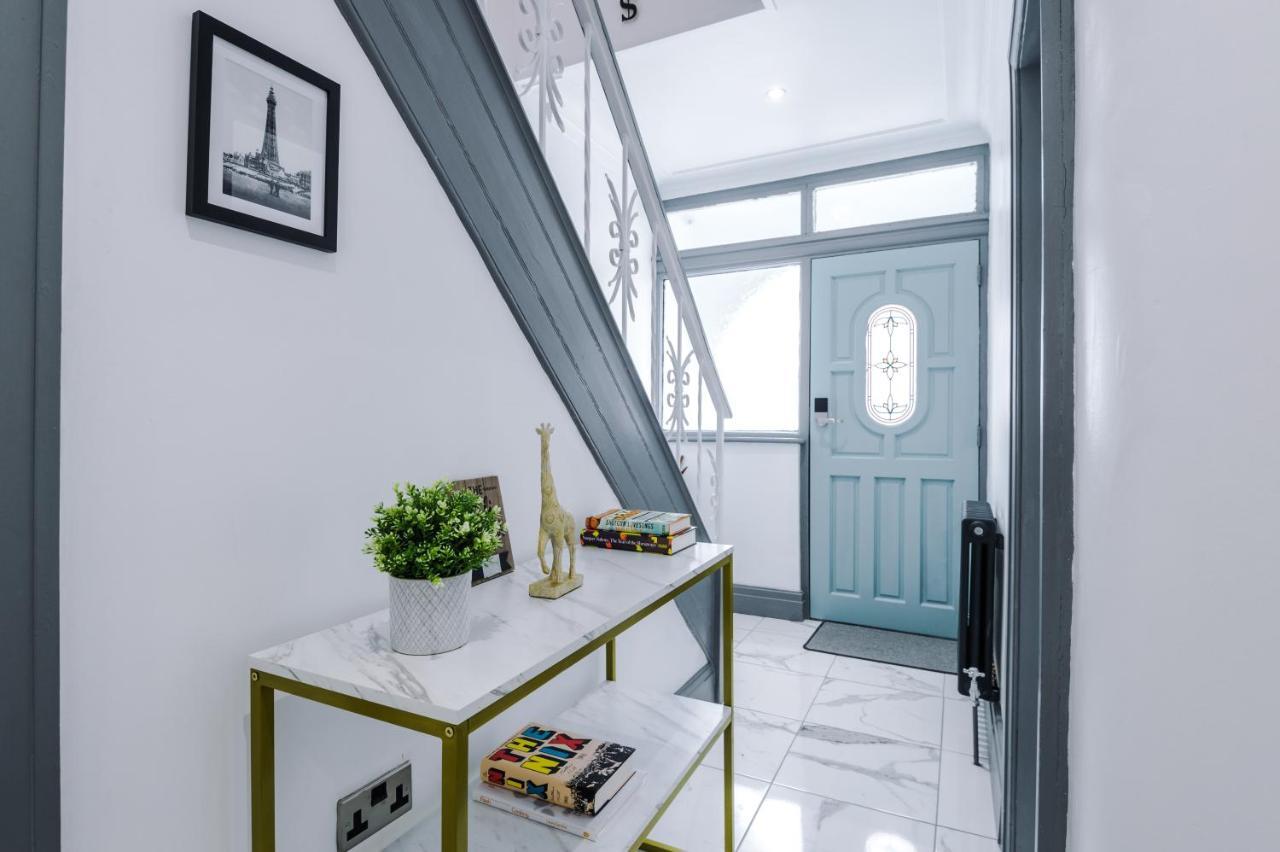 Only Family Groups - Pets Stay For Free - Sleeps 8 - Sofabed Blackpool Exterior photo