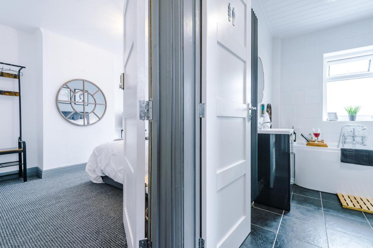 Only Family Groups - Pets Stay For Free - Sleeps 8 - Sofabed Blackpool Exterior photo