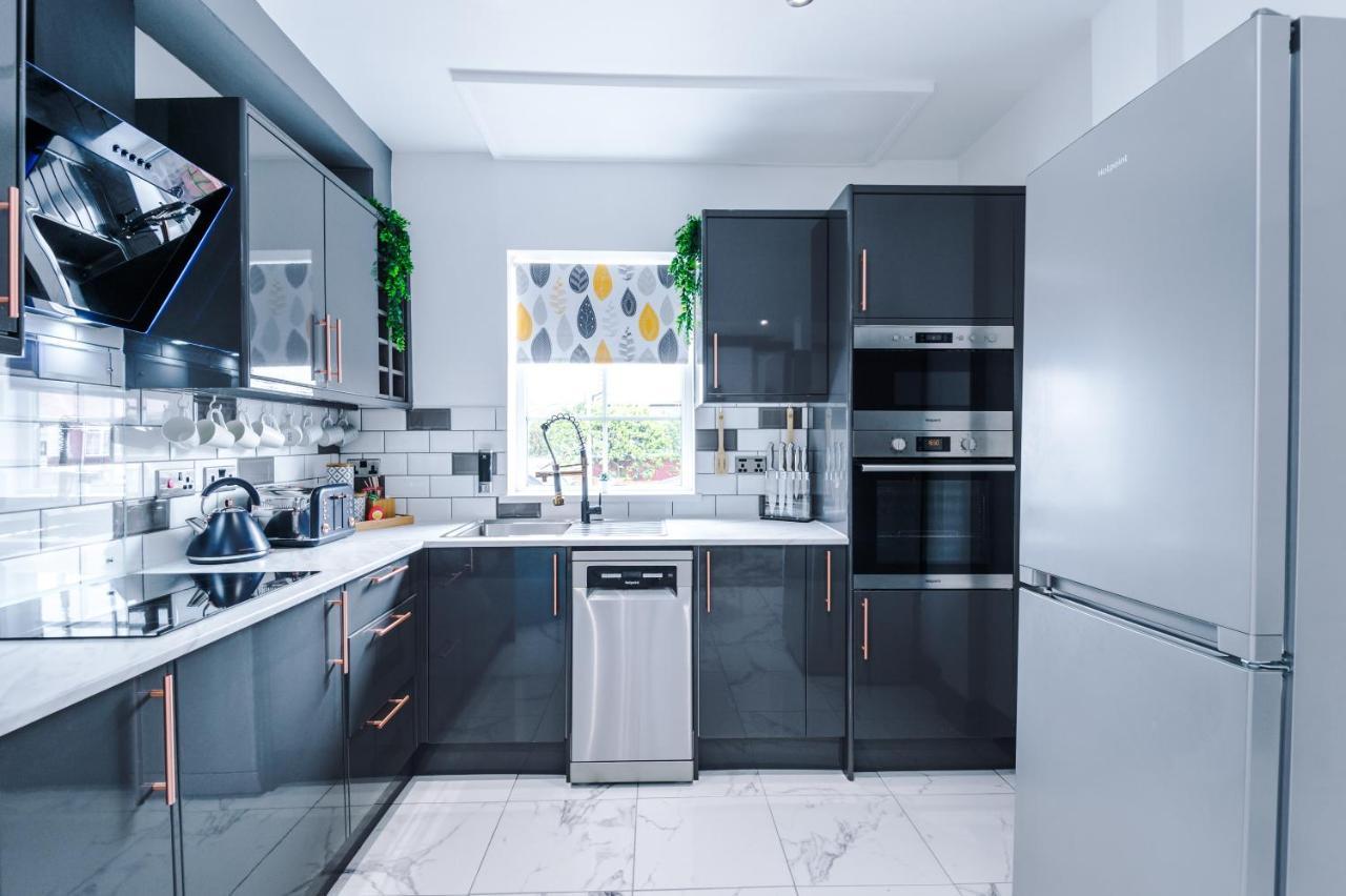 Only Family Groups - Pets Stay For Free - Sleeps 8 - Sofabed Blackpool Exterior photo