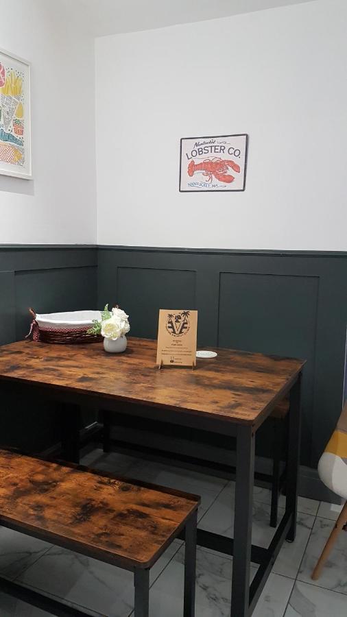 Only Family Groups - Pets Stay For Free - Sleeps 8 - Sofabed Blackpool Exterior photo
